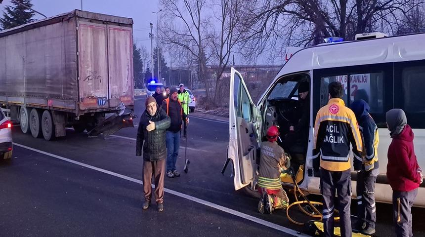 Minibüs, kırmızı ışıkta tıra çarptı! Sıkışan sürücü kurtarıldı