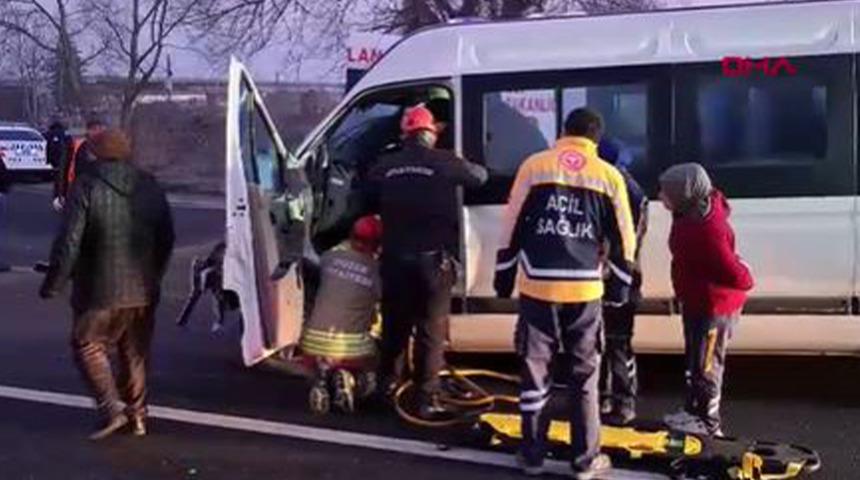 Düzce'de feci kaza! Minibüs, kırmızı ışıkta bekleyen TIR’a çarptı: Sıkışan sürücüyü itfaiye kurtardı