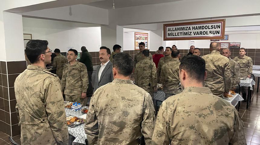Muş Kaymakamı Göksu Bayram iftarını jandarma ile birlikte açtı… 