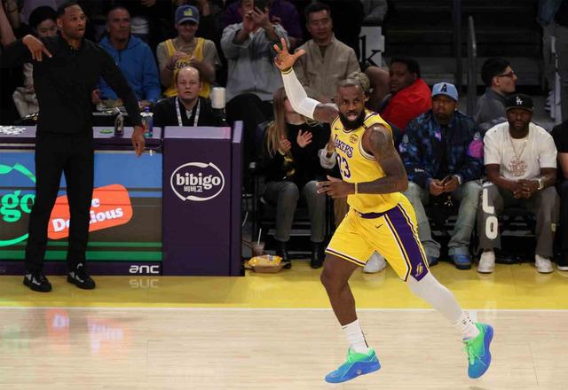 LeBron James, NBA’de 50 bin sayı barajını geçen ilk isim oldu