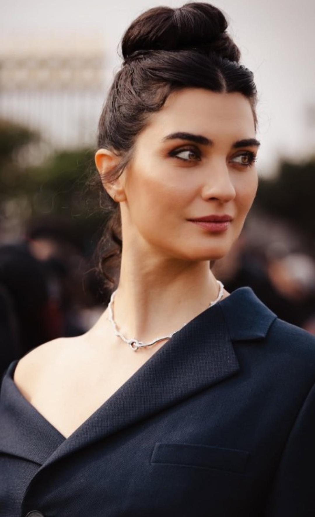 Tuba Büyüküstün Paris Moda Haftası na damga vurdu! Güzelliğiyle mest etti 1