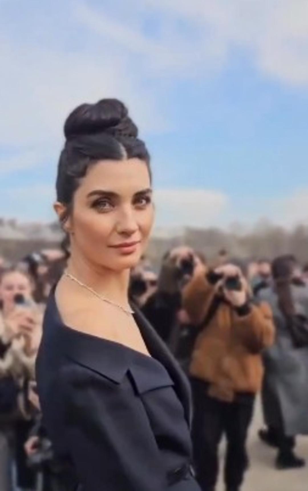 Tuba Büyüküstün Paris Moda Haftası na damga vurdu! Güzelliğiyle mest etti 2
