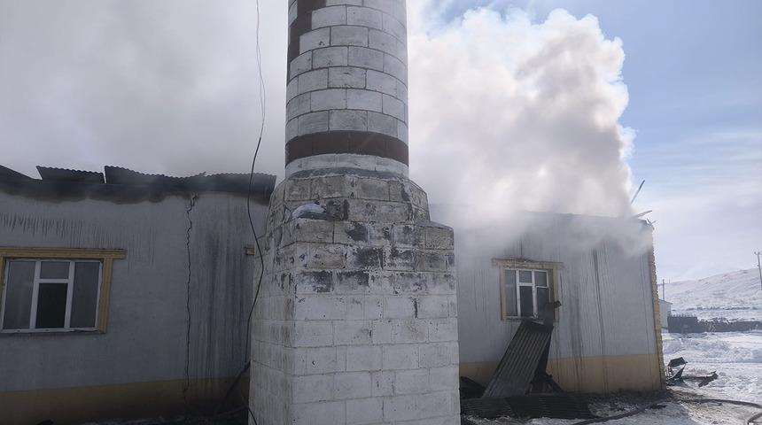 Van'da büyük cami yangını! Mahalle sakinleri müdahalede bulundu, büyük hasar oluştu