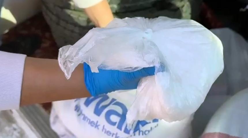 Adana'da akıllara durgunluk veren olay! Minibüs lastiğinin içinden 10 kilogram uyuşturucu çıktı, sürücüsünün savunması 'pes' dedirtti