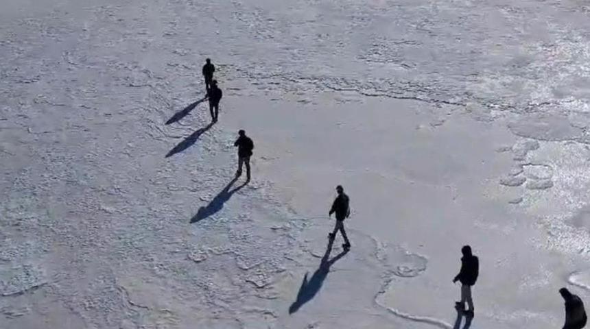 Bingöl’de göl buz tuttu, doğaseverler üzerinde yürüdü