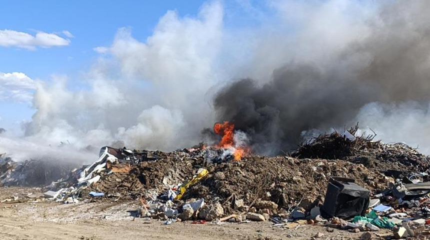Yol kenarındaki moloz yangını itfaiye ekiplerince söndürüldü