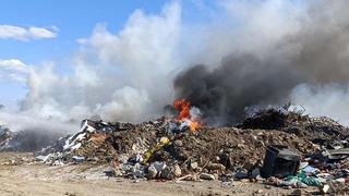 Yol kenarındaki moloz yangını itfaiye ekiplerince söndürüldü