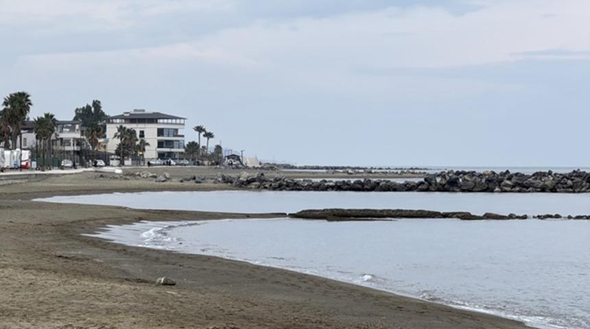 Hatay'da deniz suyu 50 metre çekildi! Fırtınadan sonra tekneler alabora oldu: "Teknemi bağlamama rağmen battı"