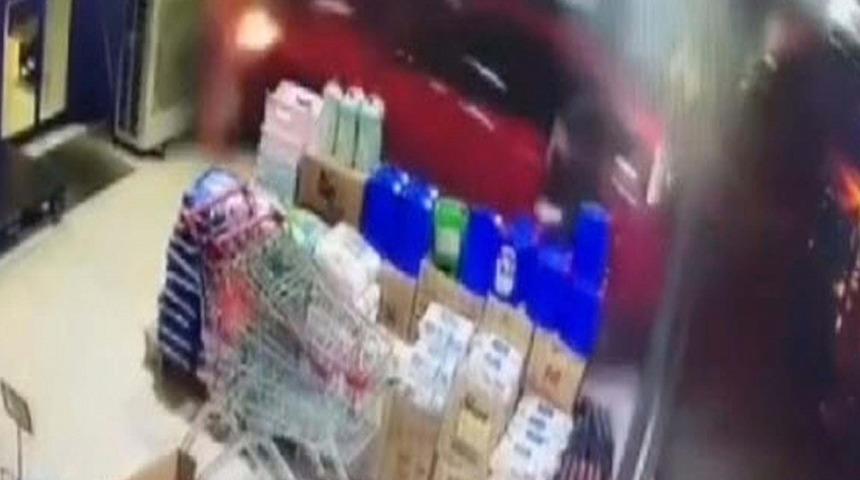 Muğla'da otomobil markete girdi