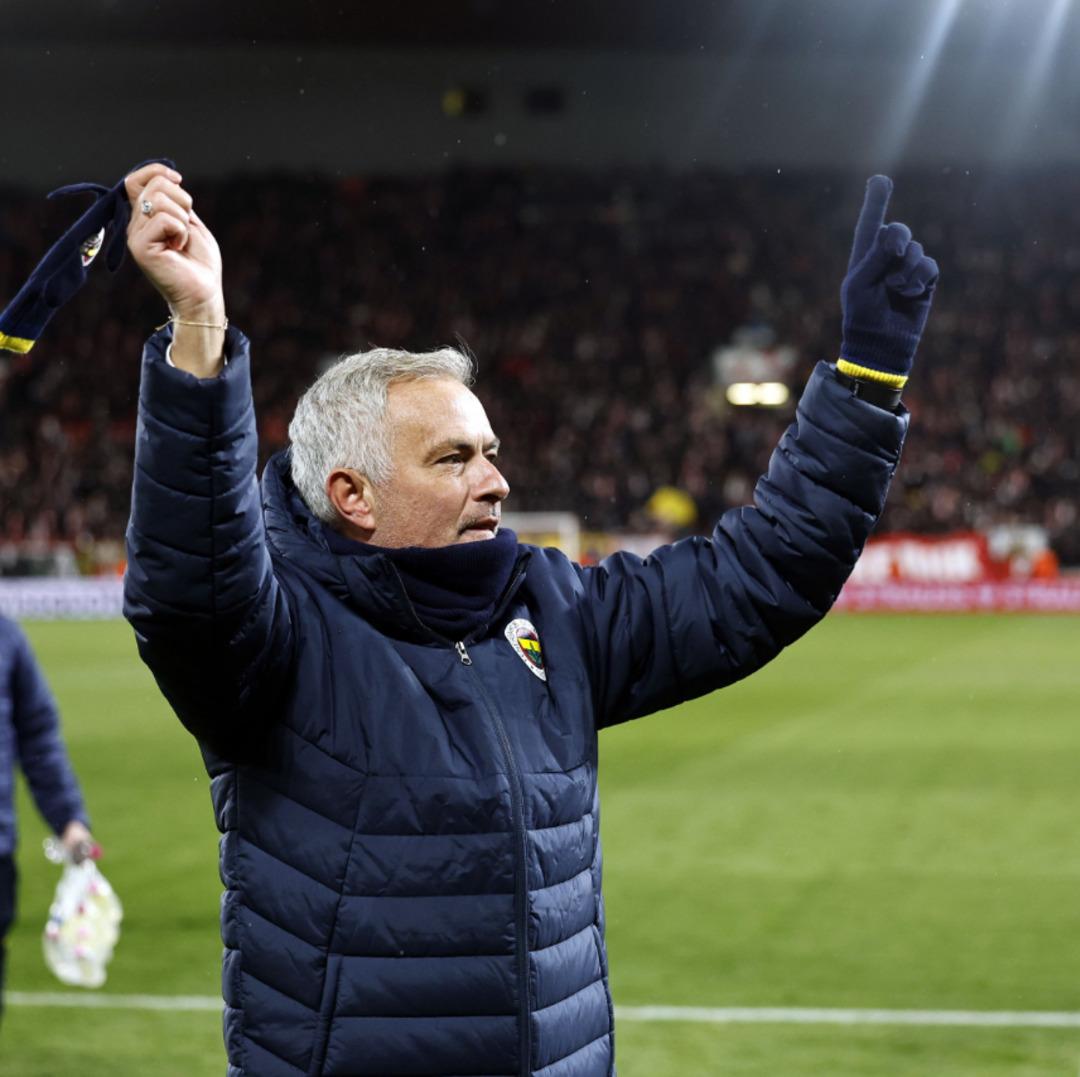 Jose Mourinho, Okan Buruk hakkında soru sorulmasına sinirlendi! Basın toplantısında gergin anlar... 1