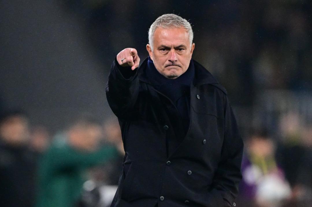 Jose Mourinho, Okan Buruk hakkında soru sorulmasına sinirlendi! Basın toplantısında gergin anlar... 2