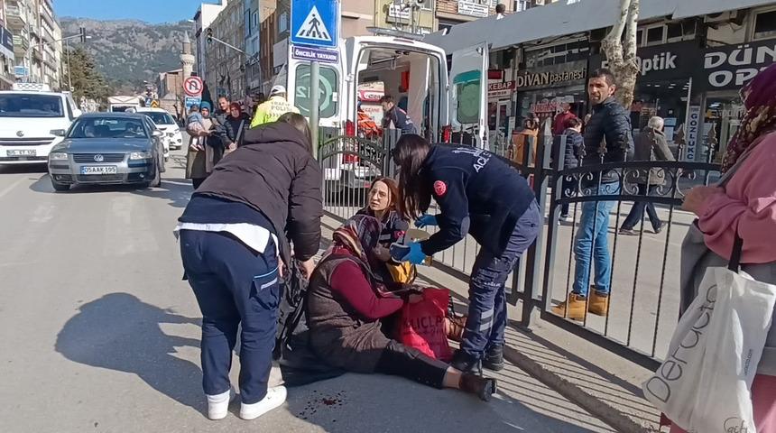 Yaya geçidinde otomobilin çarptığı kadın yaralandı; kaza kamerada