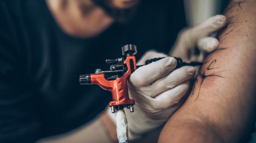 Son çalışma ortaya koydu: Dövme yaptırmak kanser riskini arttırabilir mi?