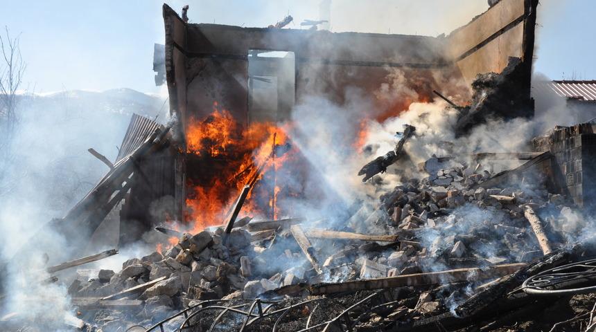 Amasya'da yangın: Ev ve ahır kullanılamaz hale geldi!