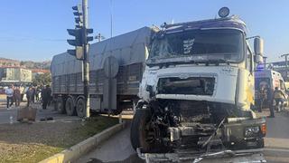 Afyonkarahisar'da tır,  tur otobüsüne çarptı: 5 yaralı