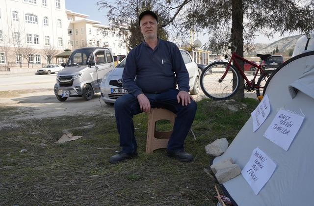 Adliye önüne çadır kurdu! Sebebi herkesi şaşırttı