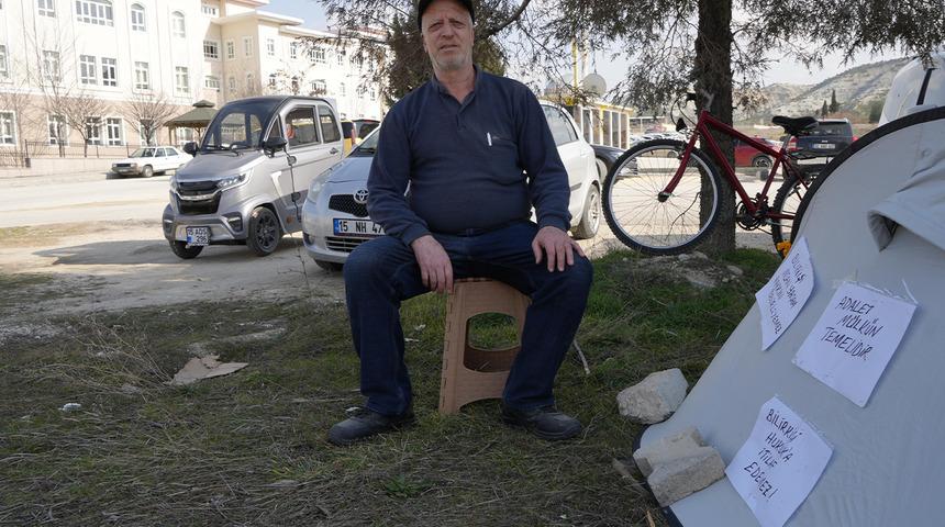 Kirası bedeli yükseltilince adliye önüne çadır kurdu! "Cevabın çadırıma getirilmesini talep ettim"