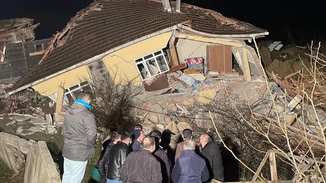 Korkunç görüntü! Evler yıkıldı, enkaz altında kalanlar var... Çok sayıda ekip yönlendirildi