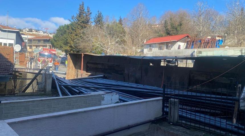 Sarıyer’de freni patlayan demir yüklü tır devrildi: 1 yaralı