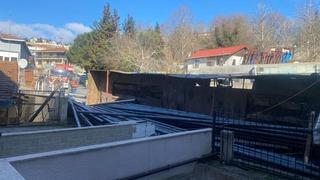 Sarıyer’de freni patlayan demir yüklü tır devrildi: 1 yaralı