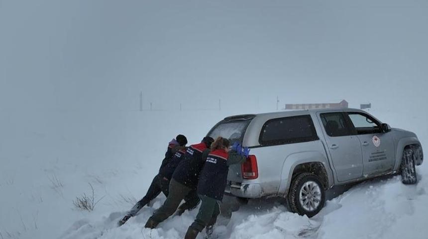 Kars'ta zorlu kış şartlarda ekipler hayvanları aşılıyor
