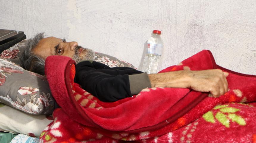 Yer: Adana... Yatalak hasta gecekonduda tek başına yaşam savaşı veriyor