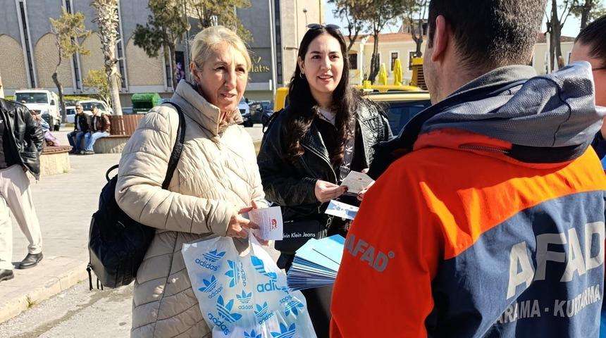 Vatandaşlara tek tek broşür dağıtıldı! Kuşadası’nda 'tsunami' hamlesi