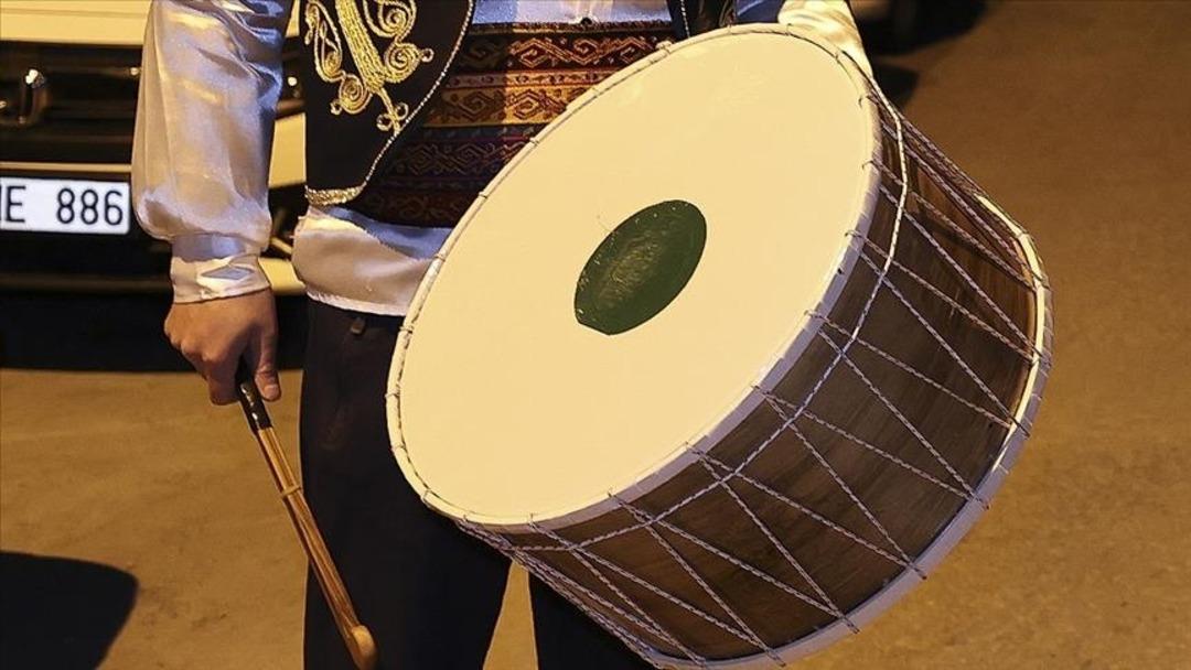 3 yıldır arıyorlar ancak yapacak birini bulamadılar... Bahşişi beğenmeyen davulcu mahalleden geçmez oldu!  4