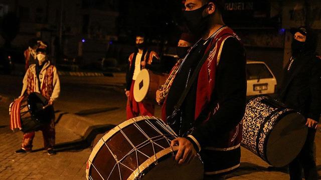 3 yıldır arıyorlar ancak yapacak birini bulamadılar... Bahşişi beğenmeyen davulcu mahalleden geçmez oldu! 