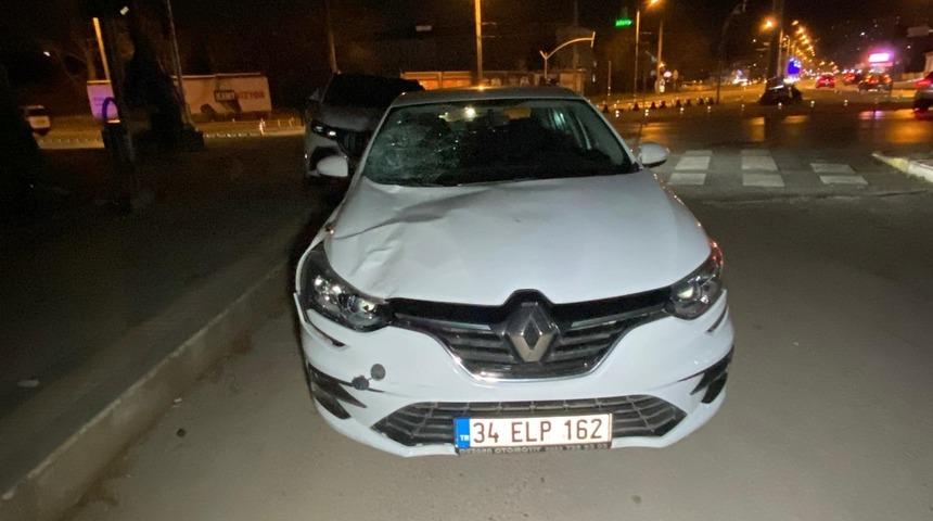 Feci kaza anbean kameraya yansıdı! Otomobilin çarptığı kadın öldü...