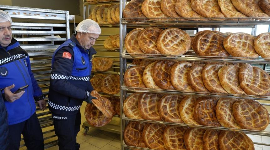 Pideler tek tek denetlendi! Zabıta fırın fırın dolaştı
