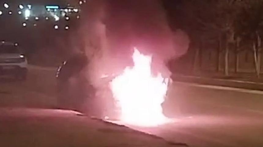 Seyir halinde otomobil cayır cayır yandı!
