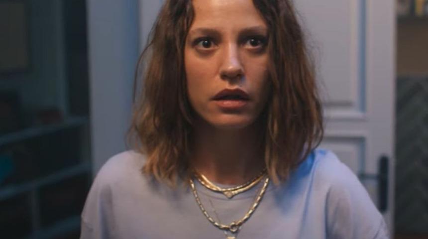 İfade verdi, menajeri tutuklandı! Serenay Sarıkaya kendini evine kapadı, arkadaşlarını bile görmüyor