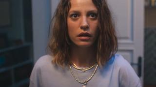 İfade verdi, menajeri tutuklandı! Serenay Sarıkaya kendini evine kapadı, arkadaşlarını bile görmüyor