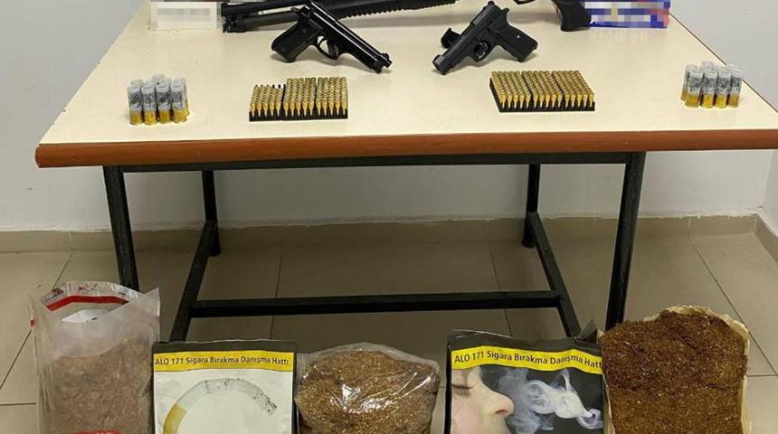 Jandarma kaçak silah ve tütün ürünleri ele geçirdi