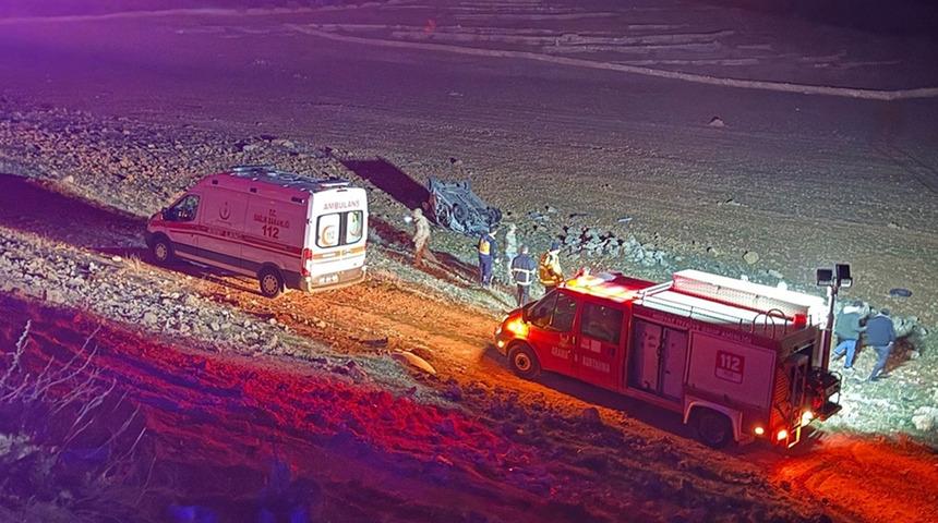 Şarampole yuvarlanan otomobilden fırlayan 2 kişi toprağa verildi