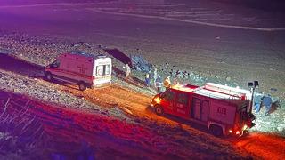 Şarampole yuvarlanan otomobilden fırlayan 2 kişi toprağa verildi