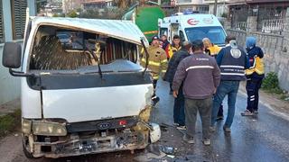 Kamyonet, kamyonla kafa kafa çarpıştı: 1 yaralı