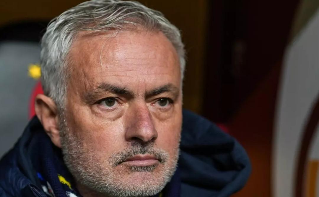 Jose Mourinho ile Okan Buruk arasında gerilim bitmiyor! Mourinho bu kez daha sert konuştu! "Onun seviyesine inemem" 1