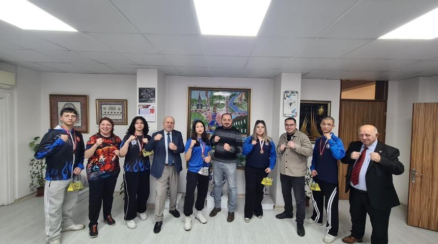 Halk Eğitim Merkezi'nde eğitim alan madalyalı Kick Bokscular ödüllendirildi