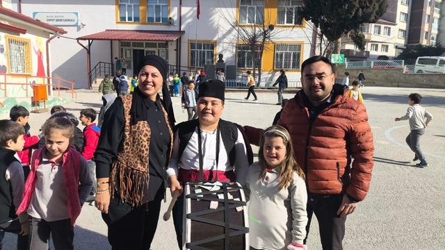 İlkokul öğrencisinin resitali şaşkına çevirdi: Okulda davul çaldı, maniler söyledi