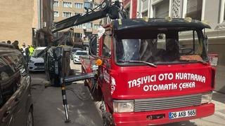 Kaldırılmak isterken çekiciden düşen lüks araçta ağır hasar oluştu