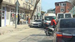 Aracı yola bırakıp gidince trafiği birbirine kattı