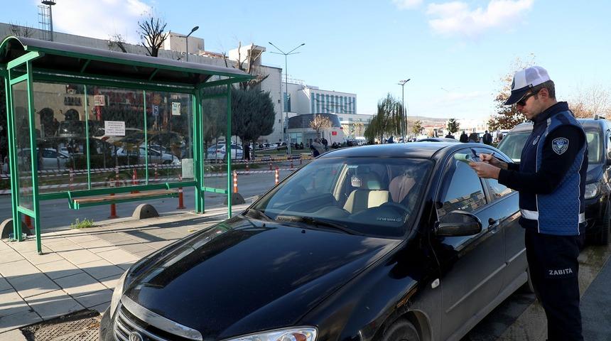 Sakarya'da zabıta sahada: Yaya yollarına park edilen araçlar tespit ediliyor