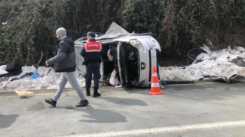 İşçi servisi ile hafif ticari araç çarpıştı: 3 yaralı
