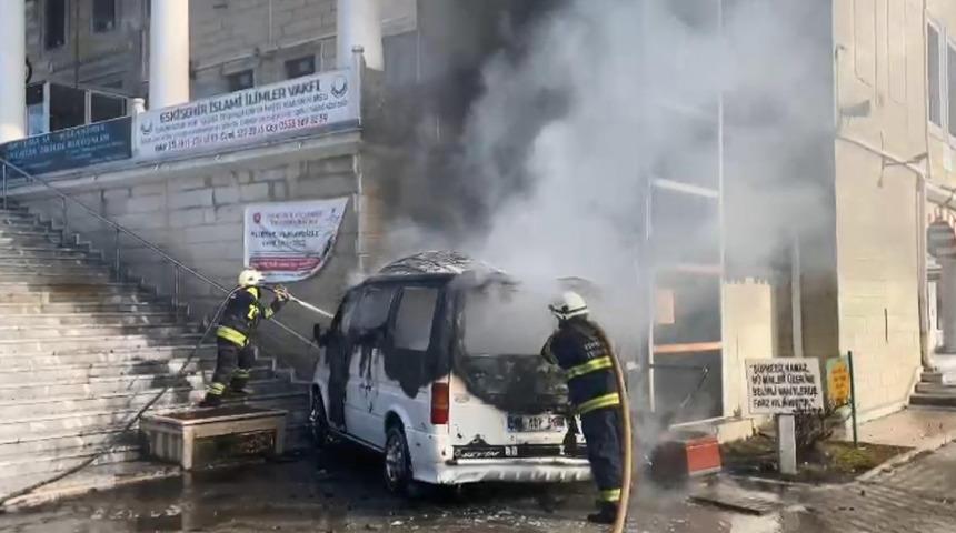 Yangın çıkan hafif ticari araçtaki 4 çocuk, kendi imkanlarıyla kurtuldu!