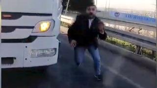 Avcılar’da trafikte tornavidalı kavga çıktı! O anlar cep telefonu kamerasına saniye saniye yansıdı