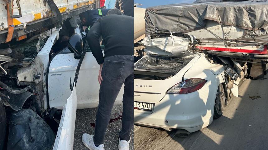 Bursa'da lüks otomobil tırın altına girdi, hurdaya döndü: 1 ağır yaralı!