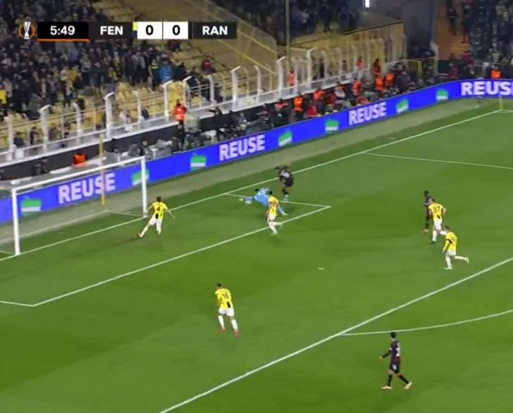 Fenerbahçe-Rangers maçı golle başladı! Kimse ne olduğunu anlamadı... Hakem saatini gösterdi ve golü verdi G5