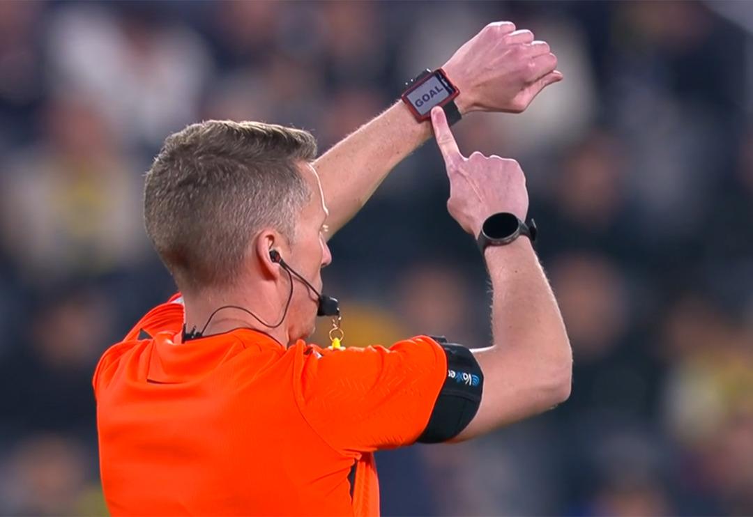 Fenerbah&ccedil;e-Rangers ma&ccedil;ı golle başladı! Kimse ne olduğunu anlamadı... Hakem saatini g&ouml;sterdi ve gol&uuml; verdi